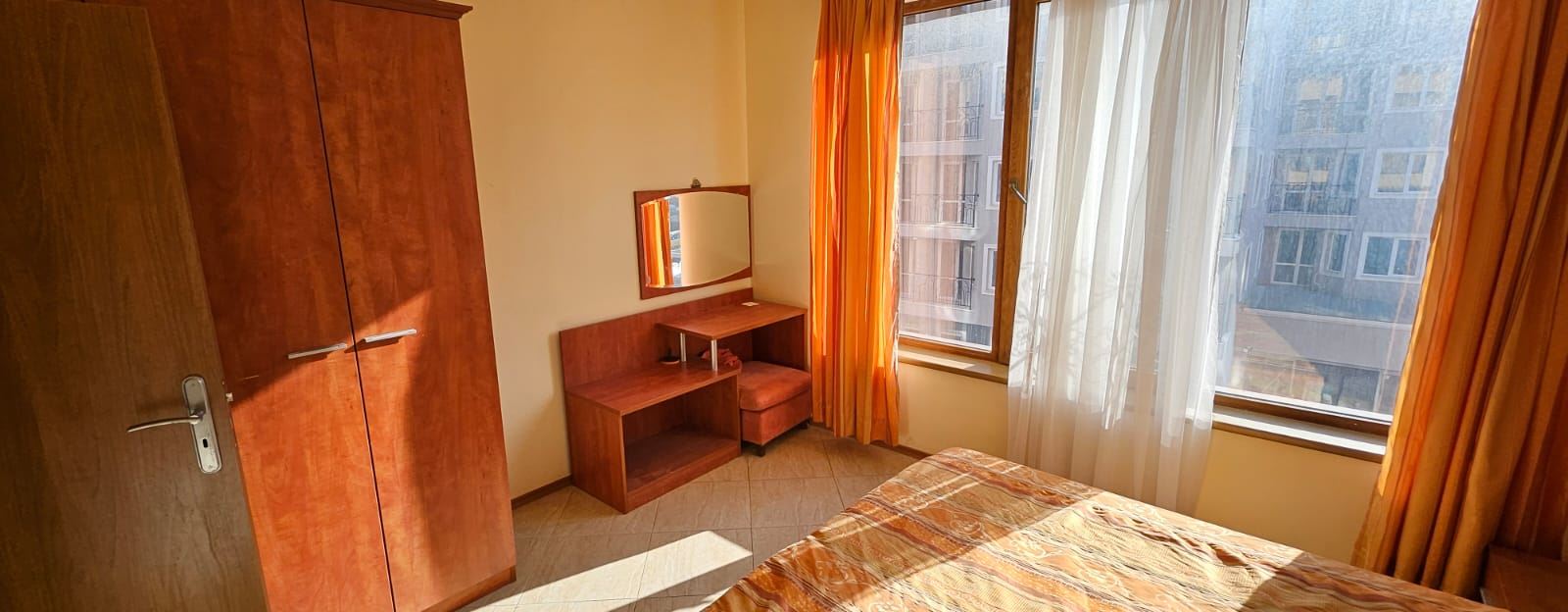 Geräumige 2-Zimmer-Wohnung mit Poolblick – möbliert, mit Akt 16 und bezugsfertig