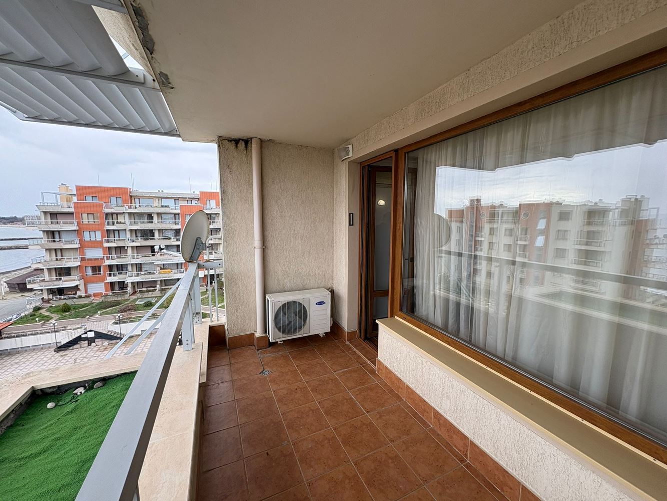 Panoramische Zwei-Zimmer-Wohnung in erster Meereslinie in Pomorie mit direktem Meerblick