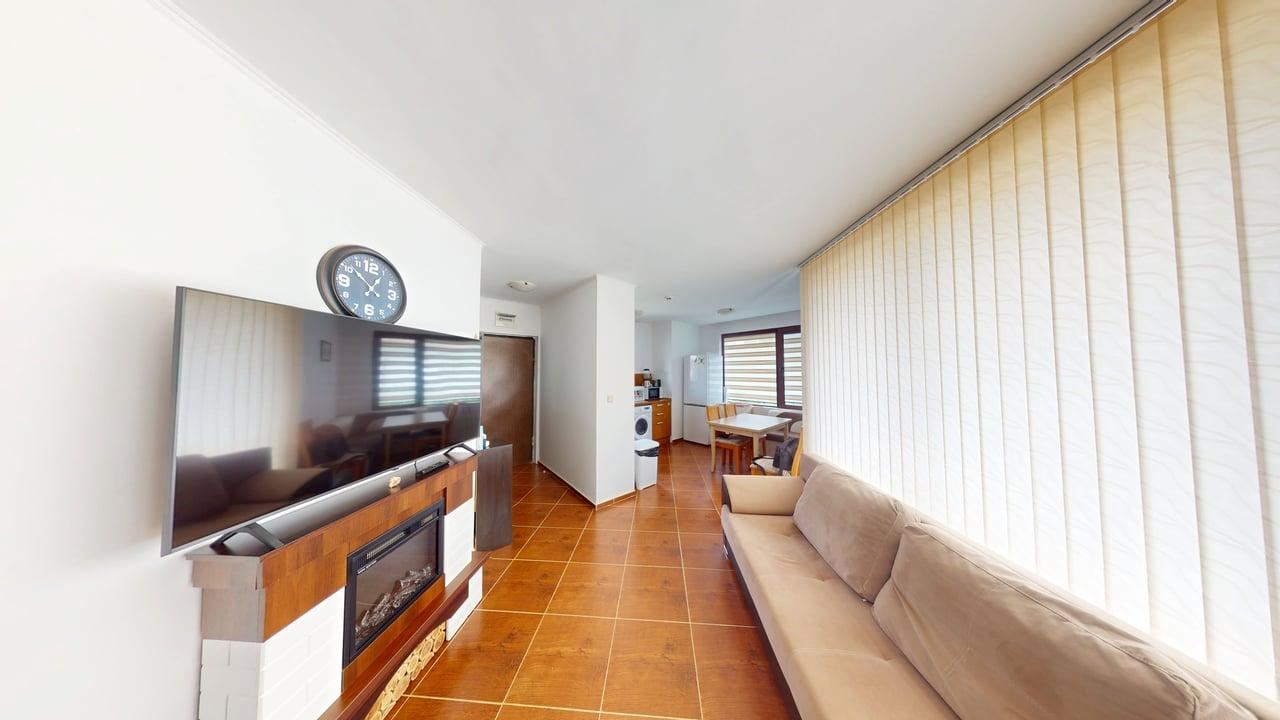 Zweizimmerwohnung mit Panoramablick auf das Meer und die Berge in einer Wohnanlage mit Swimmingpools und SPA-Zentrum