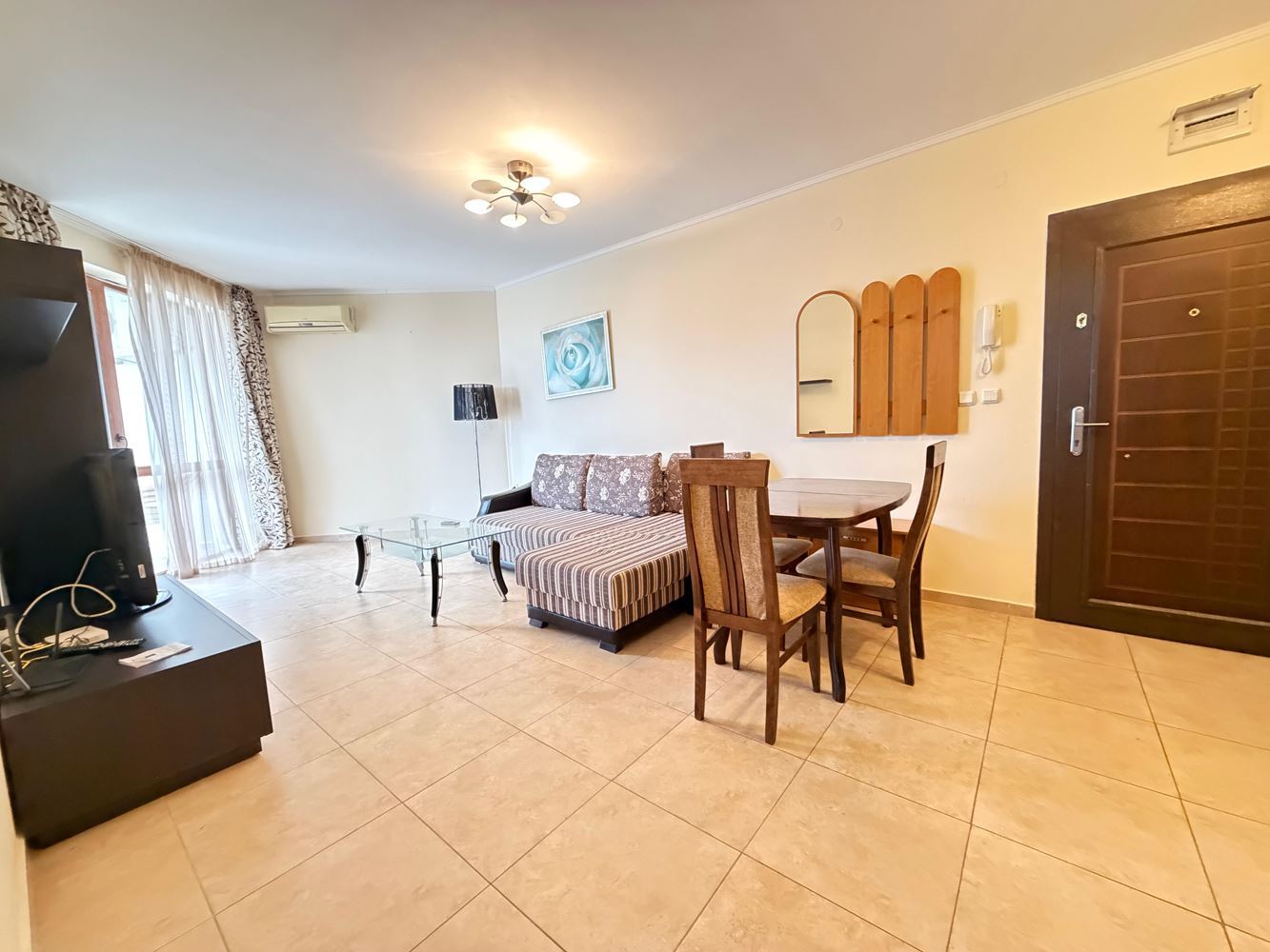 Apartment mit zwei Schlafzimmern und Poolblick in Nessebar – Raum, Komfort und ausgezeichnete Lage nur 300 Meter vom Meer entfernt