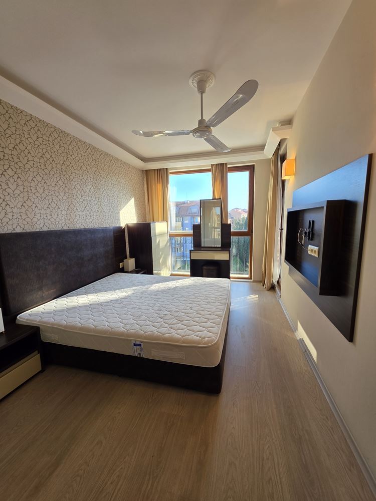 Herrliche Wohnung mit einem Schlafzimmer in einer Anlage in Sonnenstrand – Blick auf den Pool; Stil und Komfort
