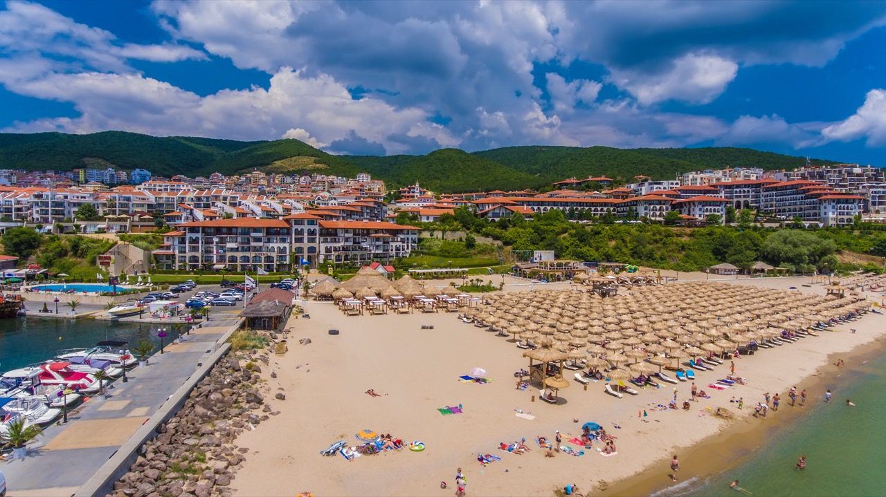 Wohnung in erster Meereslinie in Sveti Vlas – stilvolle Immobilie am Strand und am Yachthafen „Marina Dinevi“