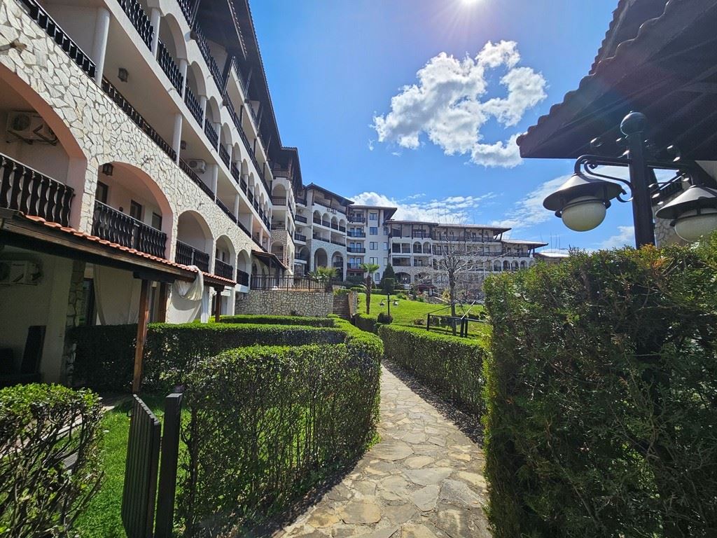 Luxus in erster Meereslinie – stilvolle Wohnung mit Veranda, privatem Garten und Meerblick in Sveti Vlas