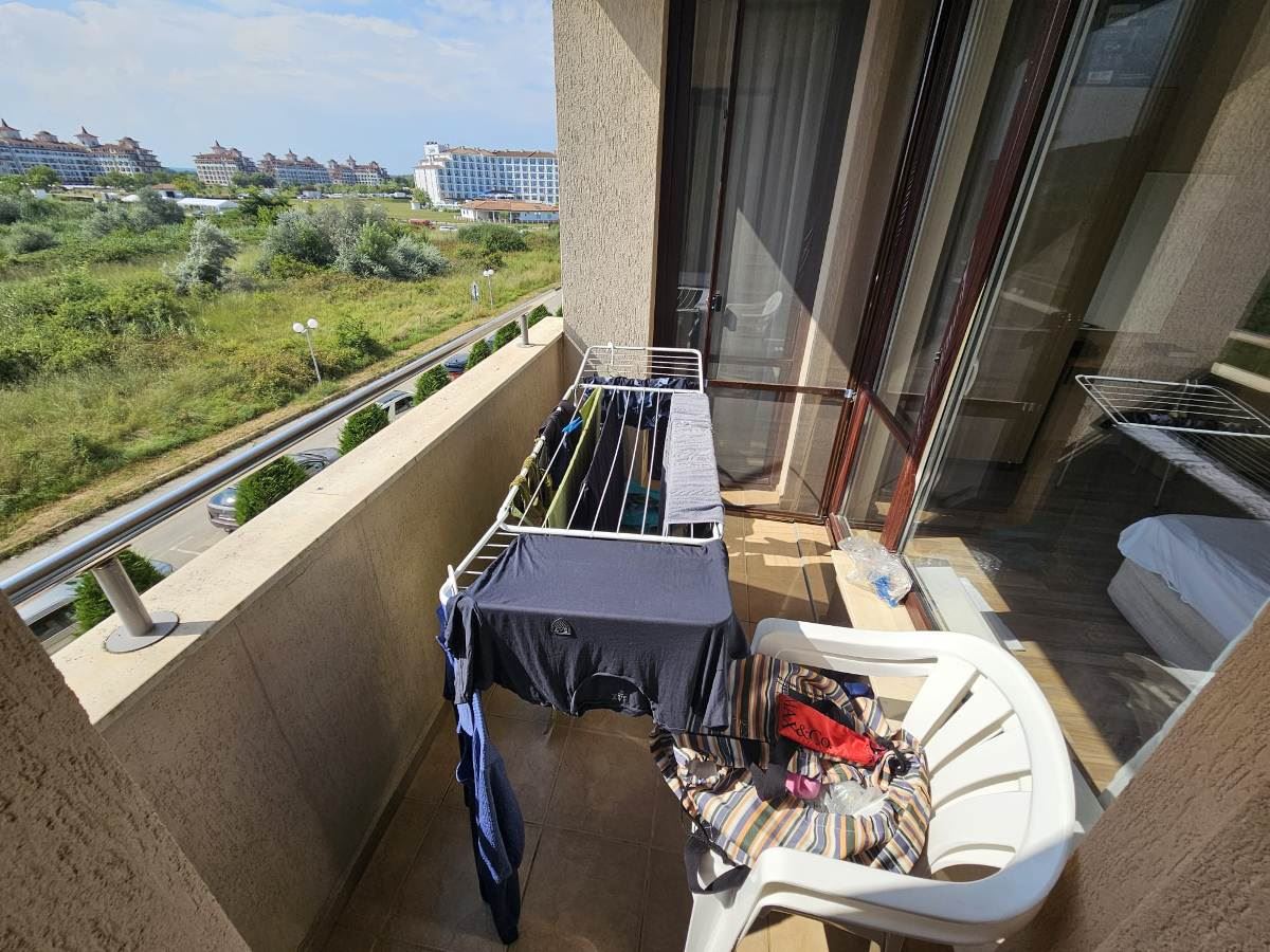 Luxuriöse Drei-Zimmer-Wohnung mit drei Schlafzimmern in erster Meereslinie in Obzor – Panoramablick auf Meer und Berge