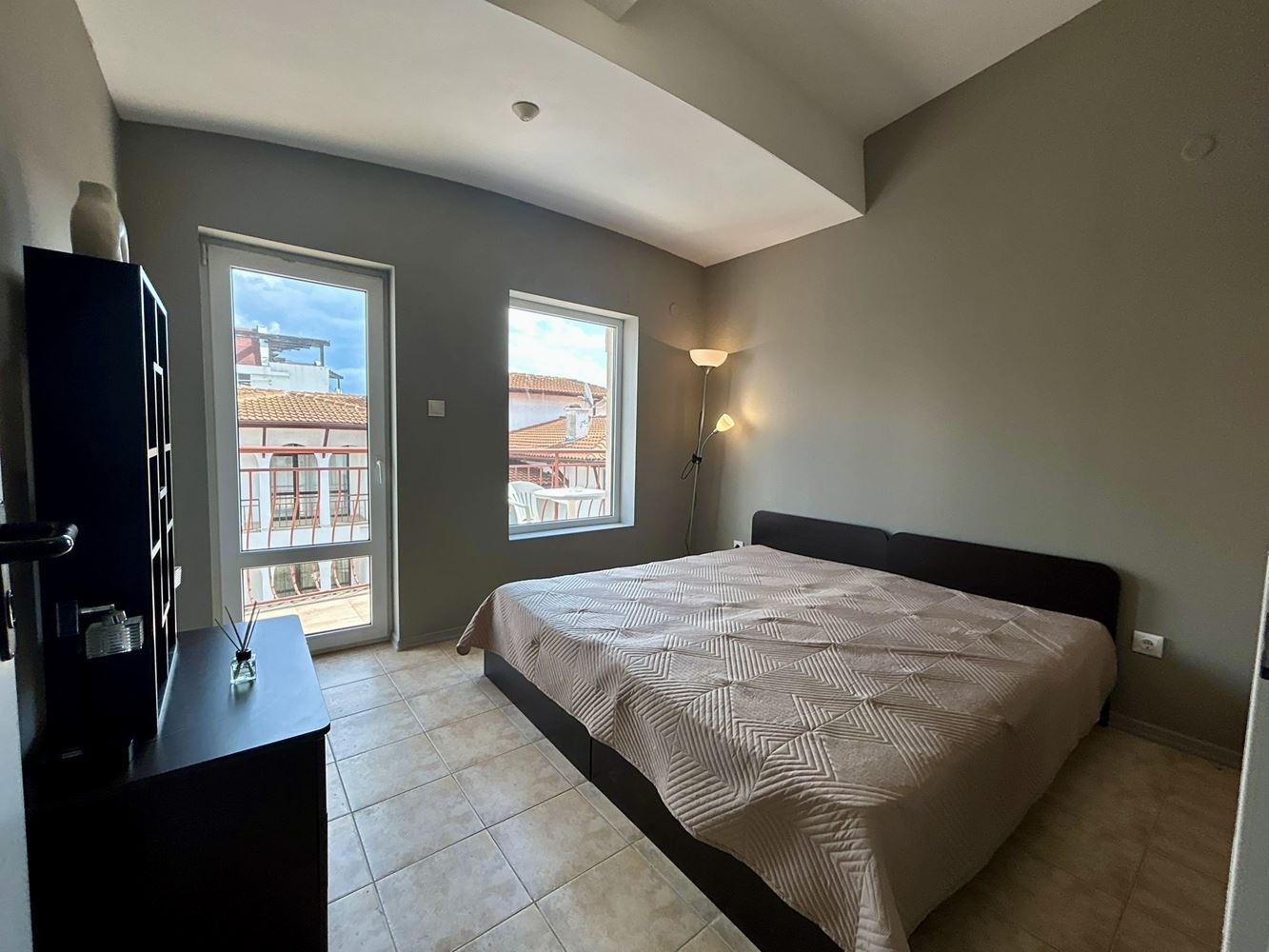 Geräumige 3-Zimmer-Wohnung in Sveti Vlas inmitten von viel Grün
