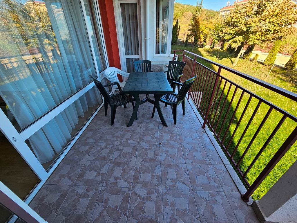 Erste Meereslinie in Sveti Vlas – geräumige Wohnung mit zwei Schlafzimmern und hervorragender Infrastruktur