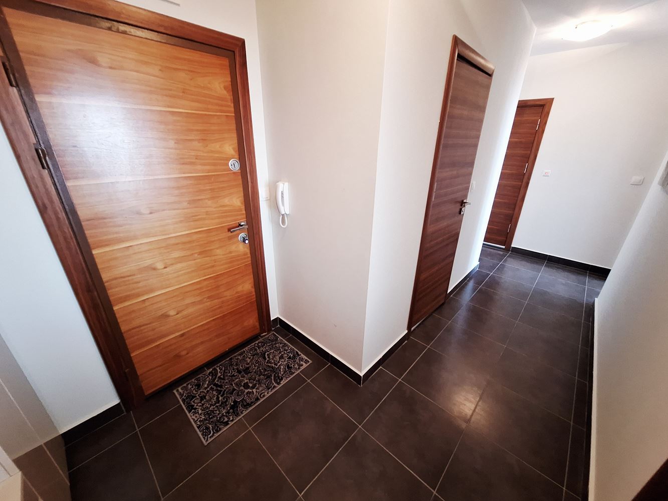 Geräumige 3-Zimmer-Wohnung mit Parkplatz nur 200 Meter vom Meer entfernt in Sveti Vlas