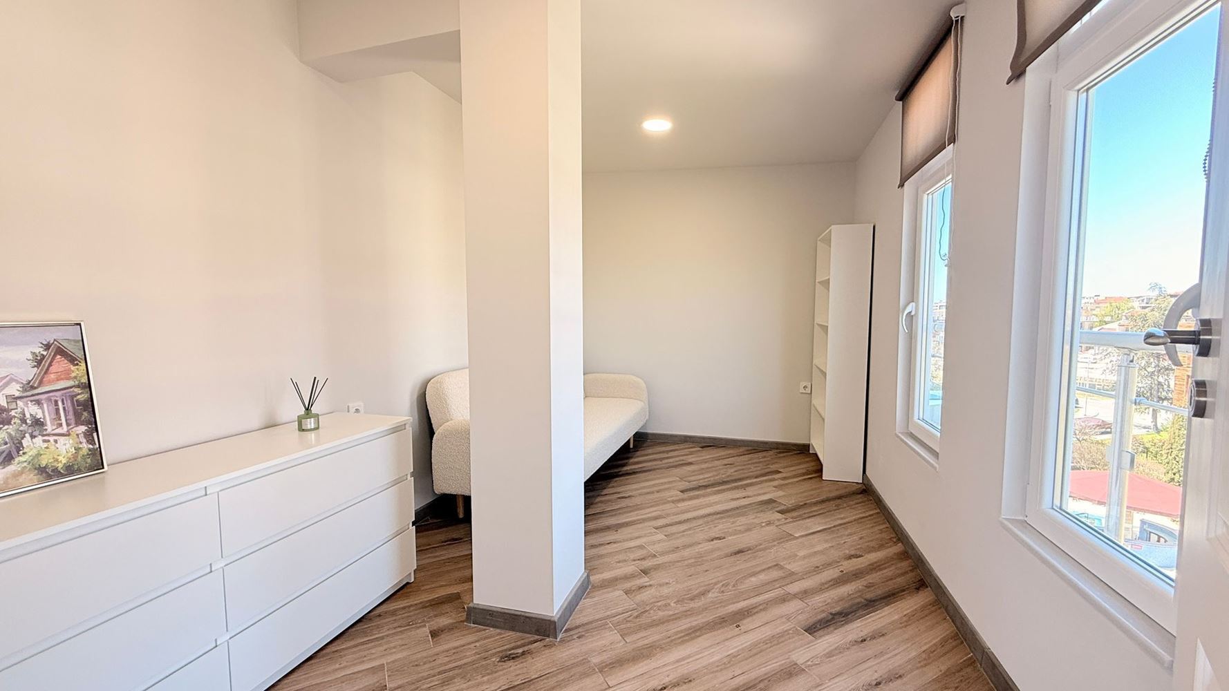 Luxuriöse Wohnung mit drei Schlafzimmern in erster Meereslinie in Ravda – Raum, Prestige und beeindruckendes Meerespanorama