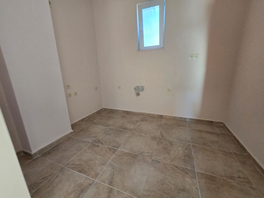 Neue Wohnung mit einem Schlafzimmer in Pomorie – renoviert, bereit zur Möblierung, mit geräumigem Balkon und Grill