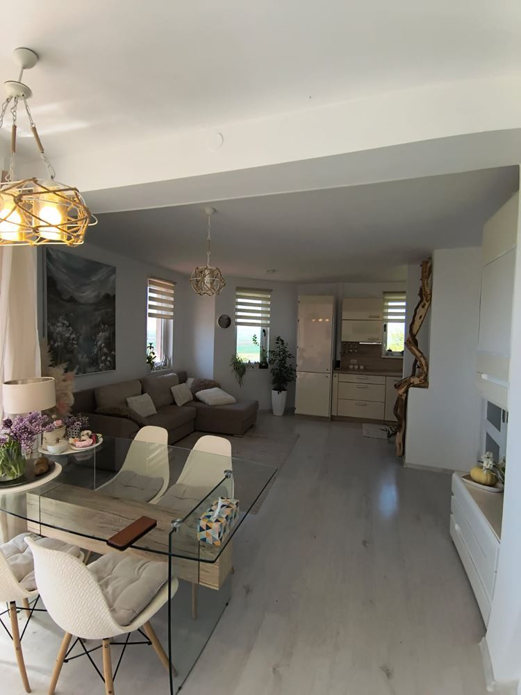 Renovierte Zwei-Schlafzimmer-Wohnung mit Panoramablick in einer modernen Anlage nahe Sonnenstrand