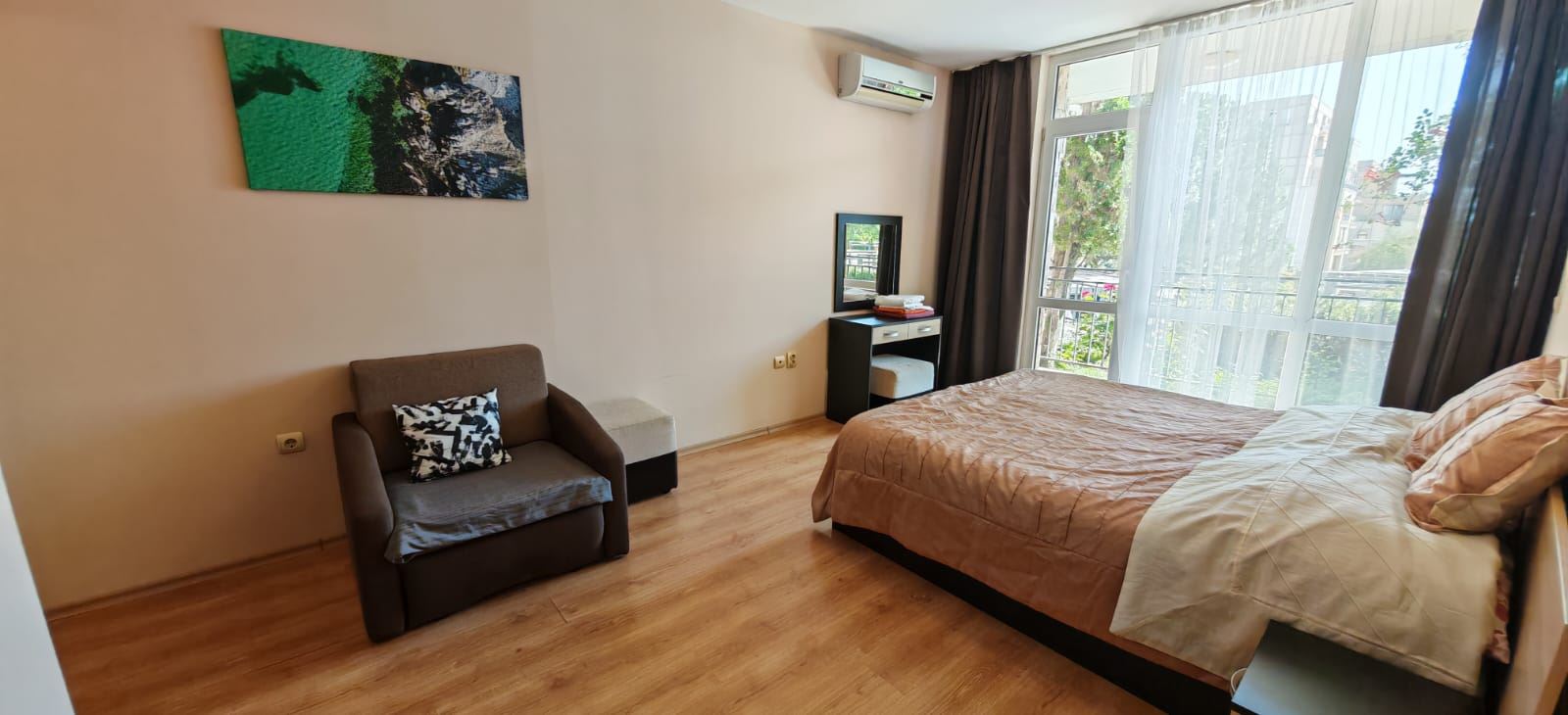 Ausgezeichnete Gelegenheit in Sveti Vlas – möblierte geräumige Zweizimmerwohnung mit einem Schlafzimmer in Strandnähe