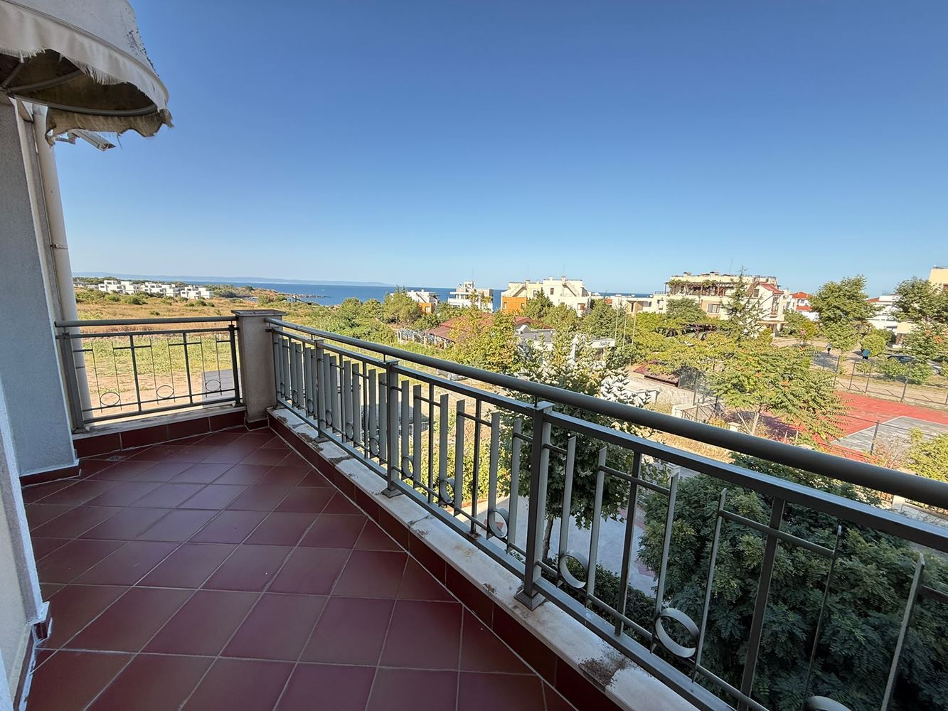Wohnung in erster Meereslinie mit Meerblick – vollständig möblierte Immobilie in einer Wohnanlage im mediterranen Stil