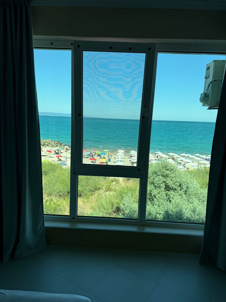 Direkter Meerblick – großzügige 2-Zimmer-Wohnung in erster Meereslinie in Pomorie