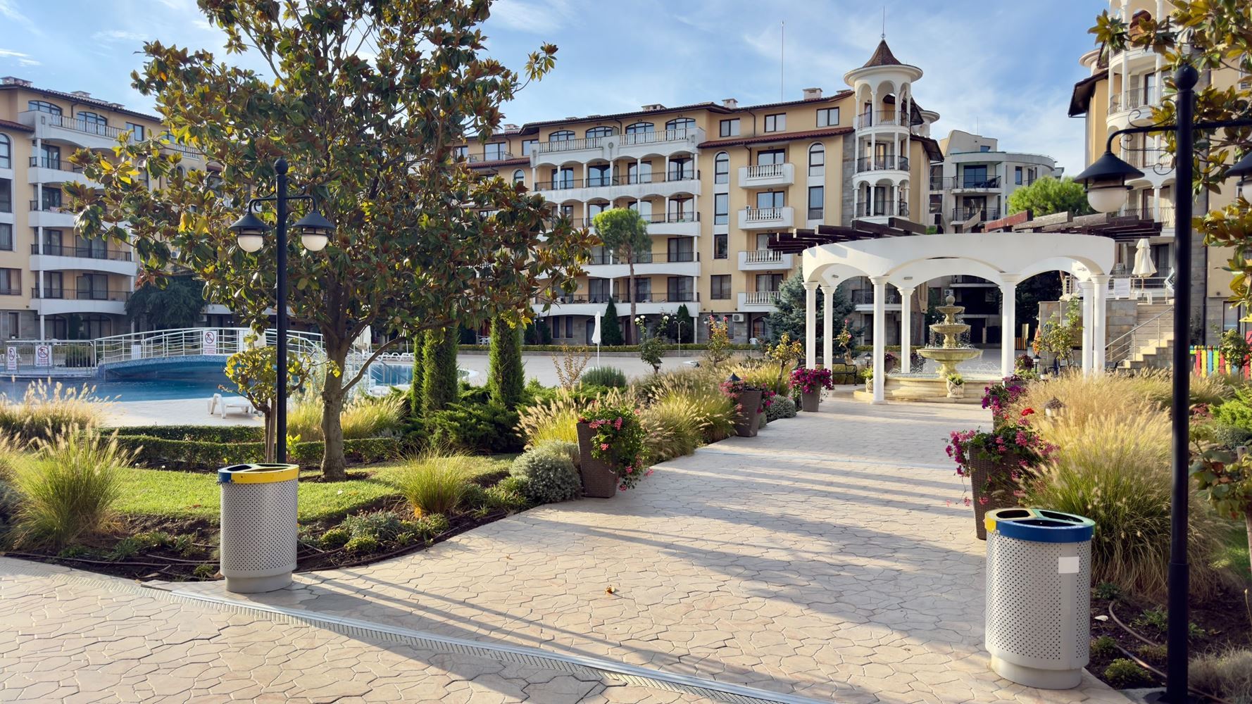 Geräumige Zweizimmerwohnung mit großer Terrasse und Poolblick in Sonnenstrand