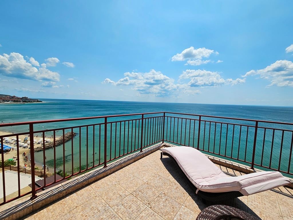 Luxuriöses Panoramaapartment in erster Meereslinie mit zwei Schlafzimmern und einer riesigen Terrasse