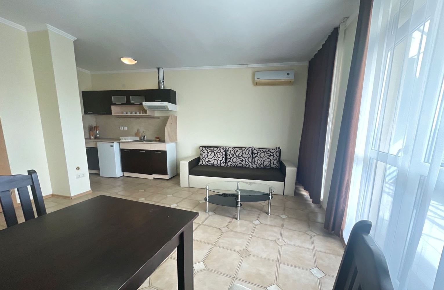 Geräumige 2-Zimmer-Wohnung mit Poolblick in Sonnenstrand