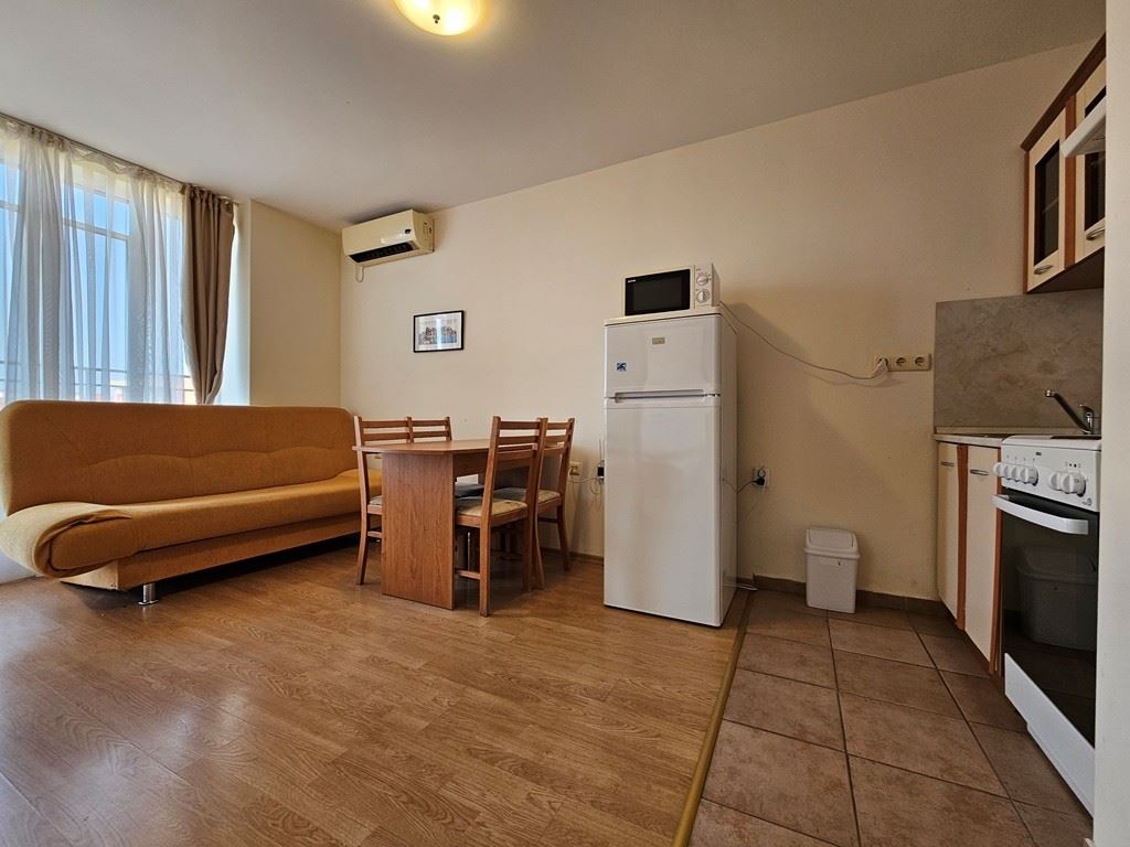 Vollständig eingerichtetes Ein-Zimmer-Apartment im obersten Stock in Sunny Beach – Poolblick und luxuriöse Atmosphäre