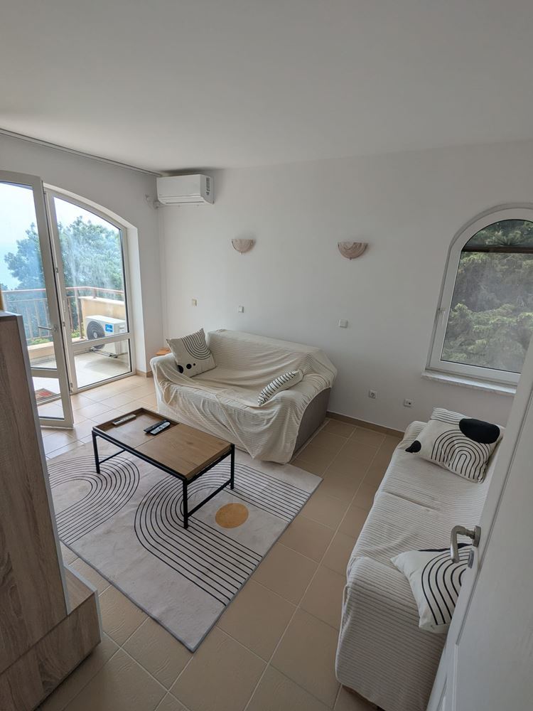 Geräumige Drei-Zimmer-Wohnung mit frontalem Meerpanorama in einer Anlage in Ravda