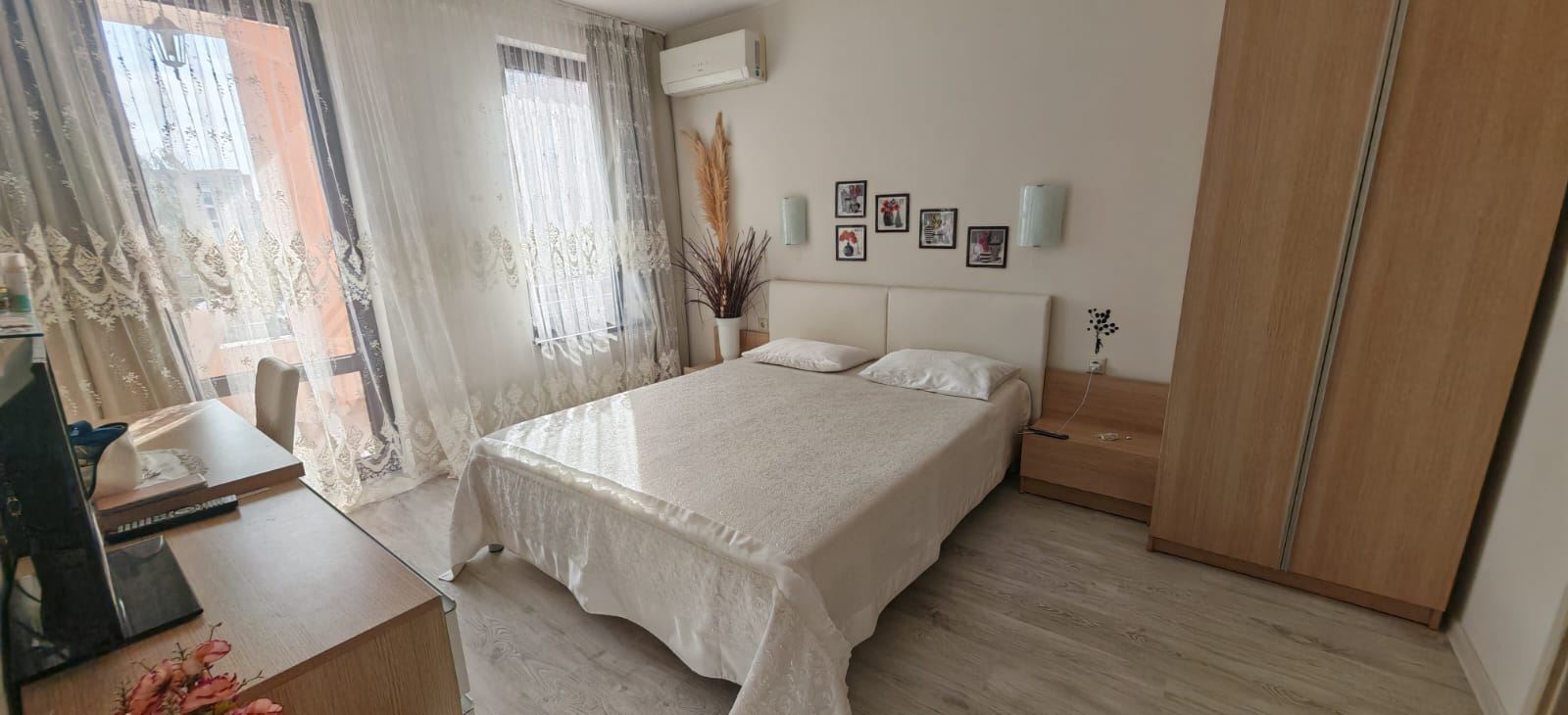 Drei-Zimmer-Wohnung mit Blick auf die Pools und teilweisem Meerblick, 200 Meter vom Strand entfernt in Sveti Vlas