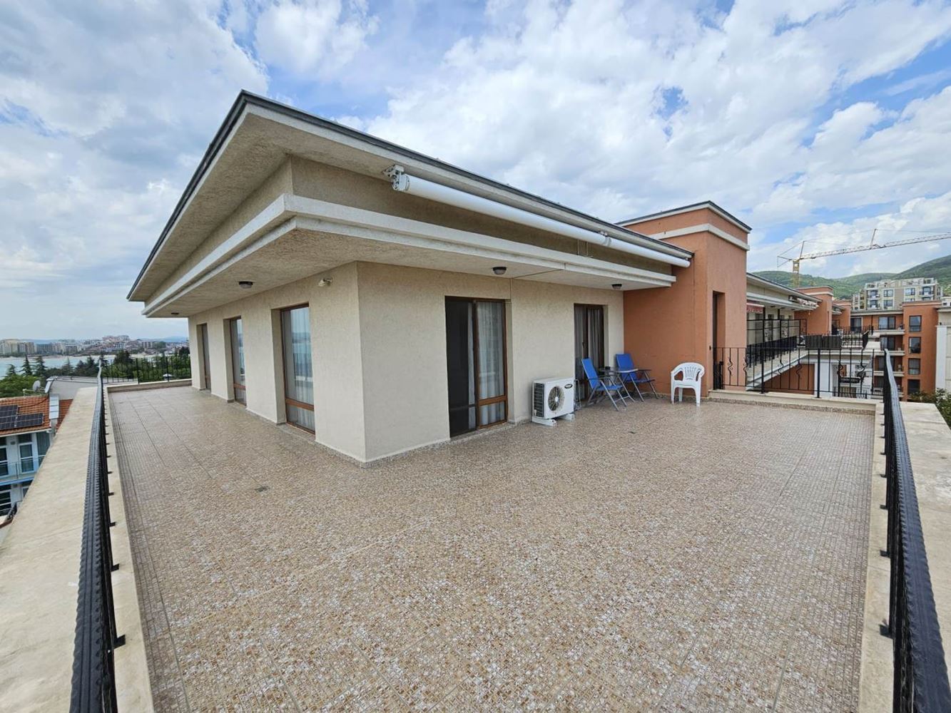 Sveti Vlas – Drei-Zimmer-Wohnung mit direktem Panoramablick auf das Meer in einer Anlage in erster Linie
