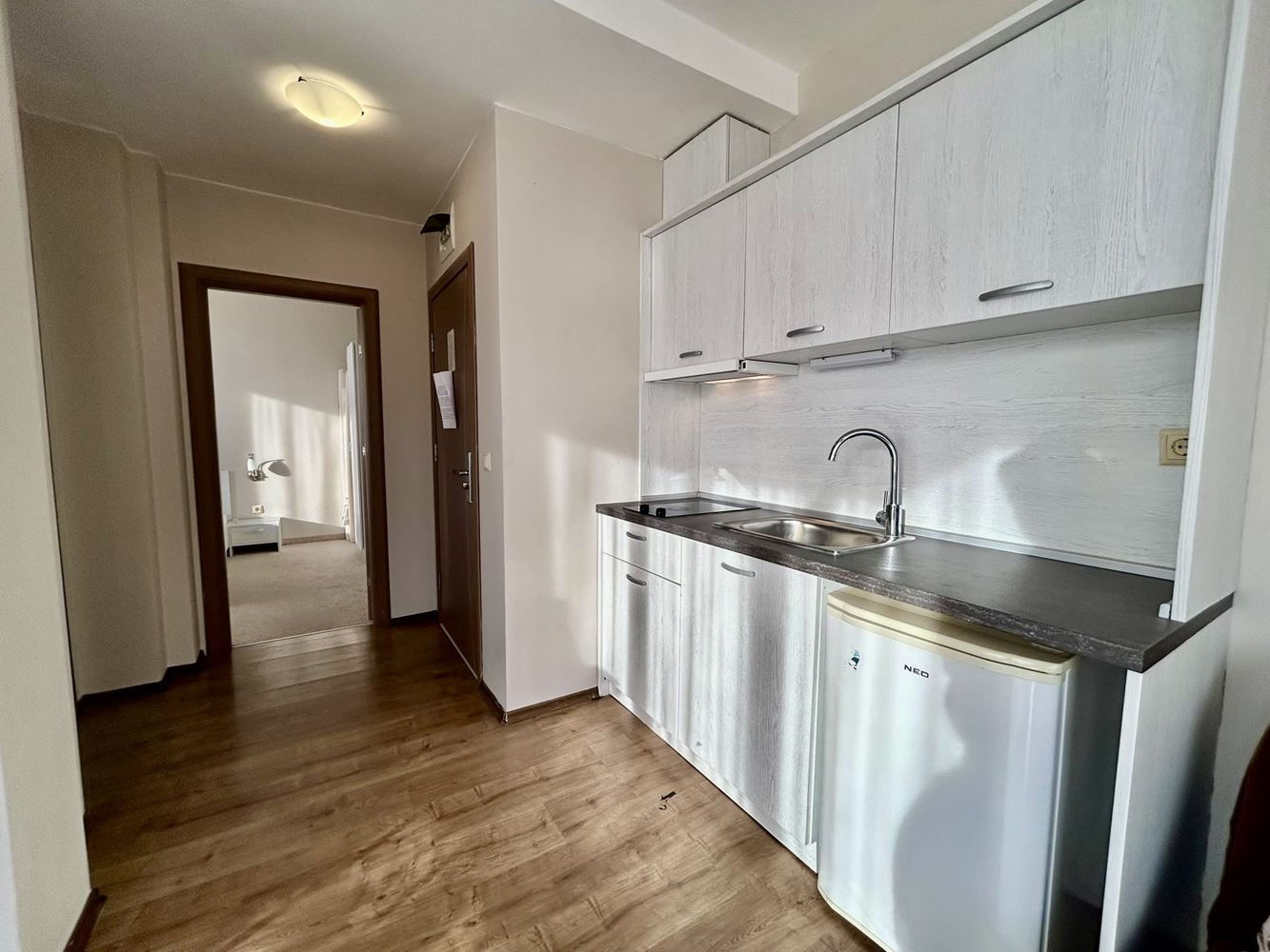 Zweizimmerwohnung mit Blick auf den Pool in einer Anlage mit umfangreicher Infrastruktur