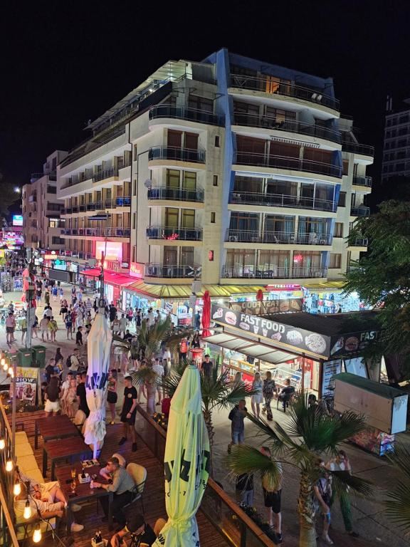 Exklusives Angebot in erster Linie in Sunny Beach – Raum, Luxus und hervorragende Investition mit Meerblick