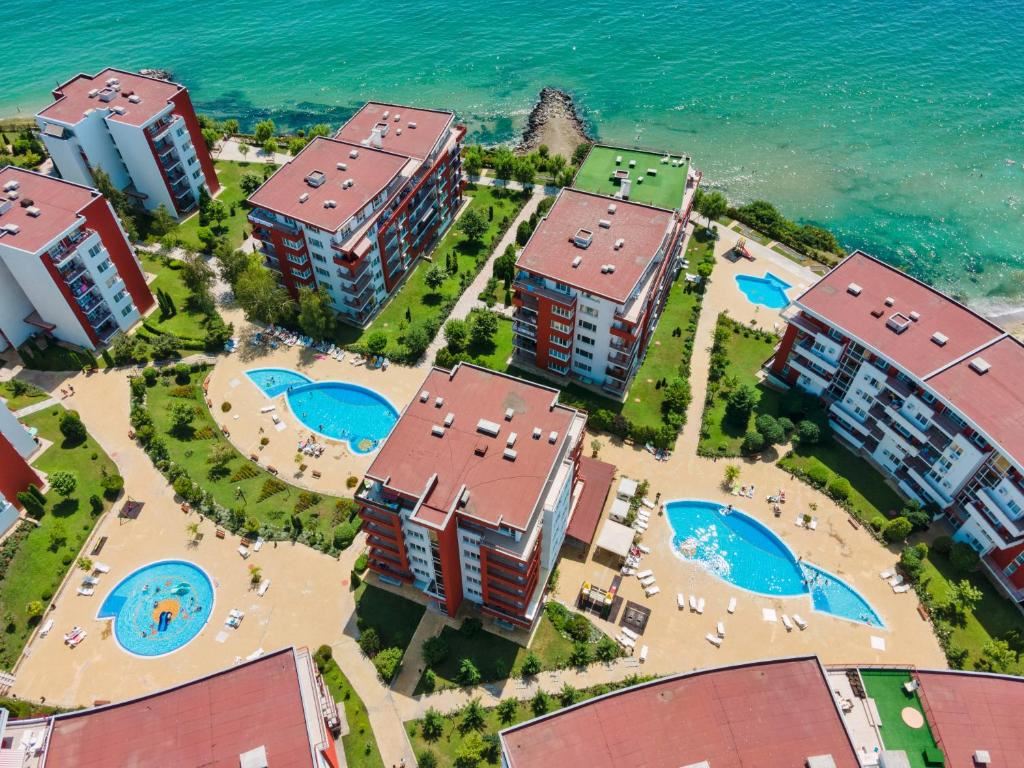 Zwei-Zimmer-Wohnung in einem Luxuskomplex in erster Meereslinie in Sveti Vlas