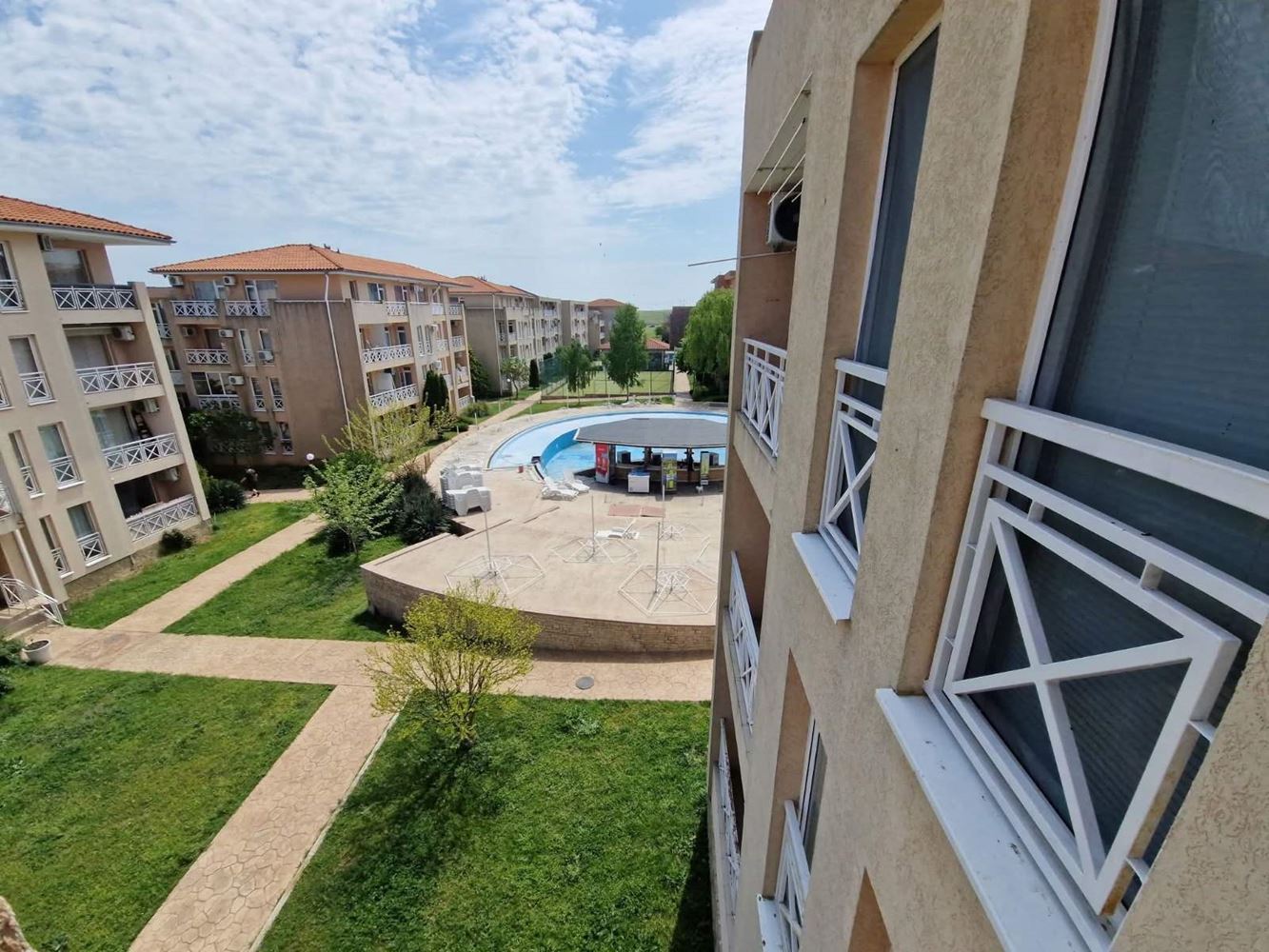 Gemütliche Zweizimmerwohnung mit Blick auf den Pool in einer hervorragend gepflegten Anlage – ideal für Urlaub und Investition