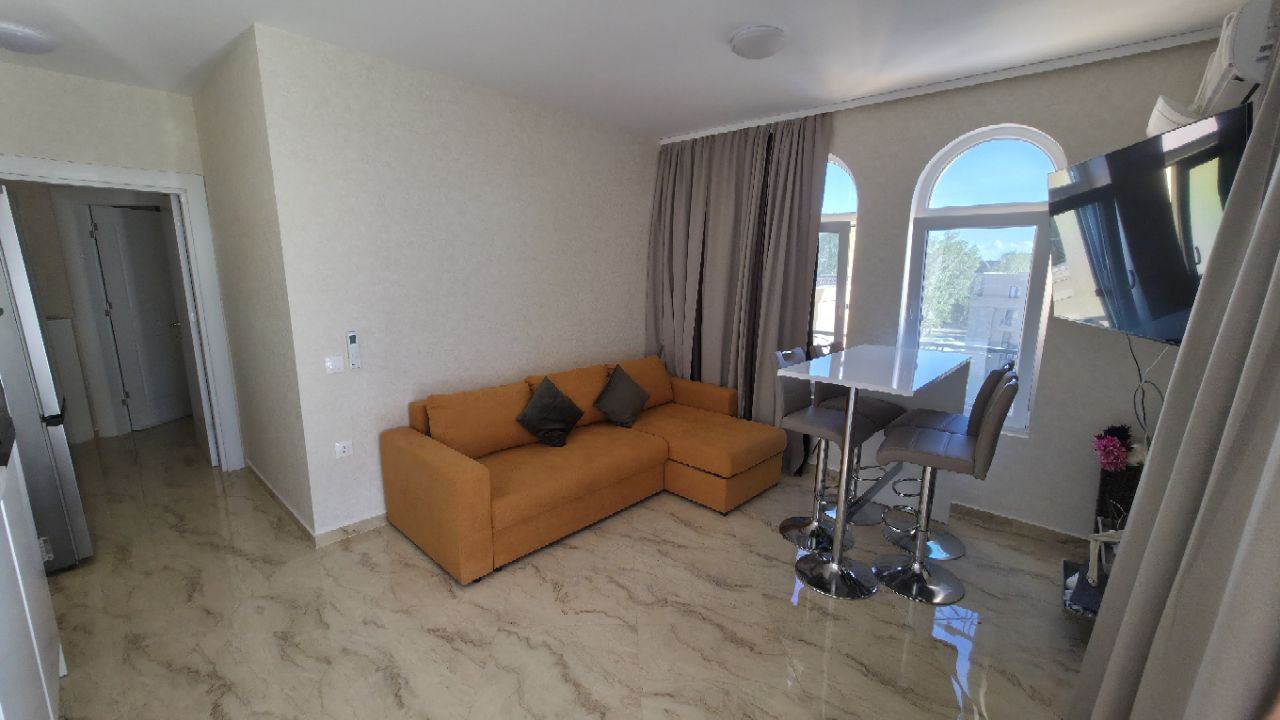 Drei-Zimmer-Wohnung mit zwei Schlafzimmern und großer Panoramaterrasse in einer stilvollen Wohnanlage in Sonnenstrand