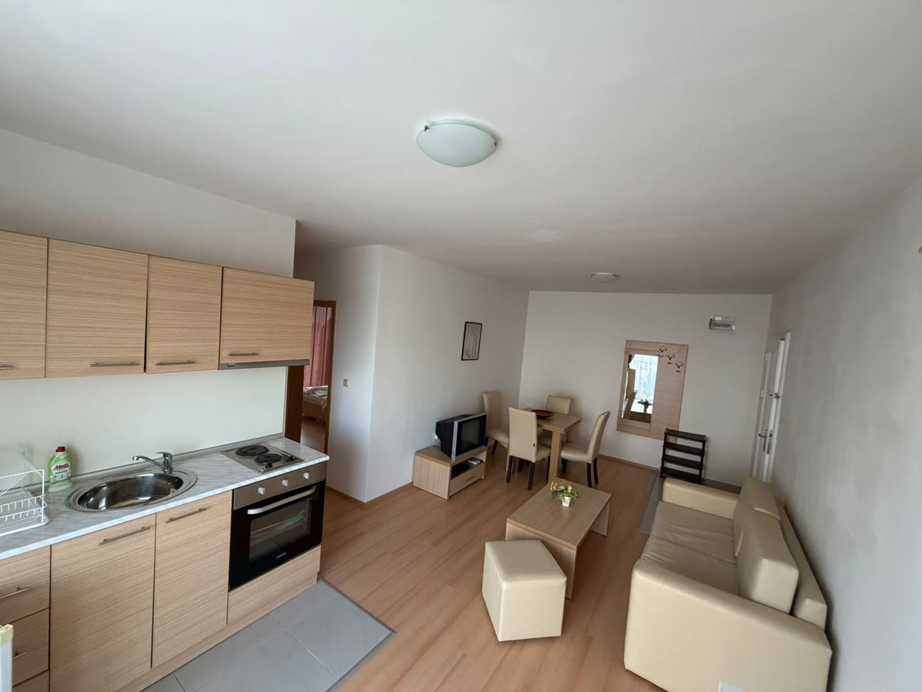 Geräumige Wohnung mit zwei Schlafzimmern mit Meer- und Bergblick in einer schönen geschlossenen Wohnanlage am Meer