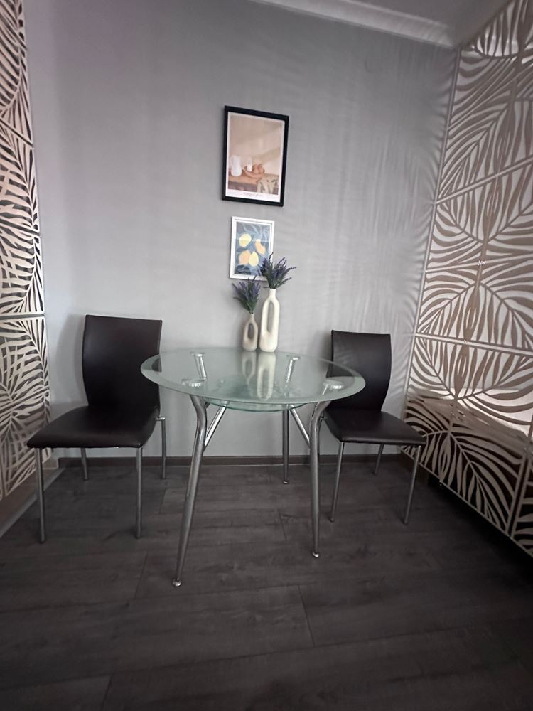 Zwei-Zimmer-Wohnung mit teilweisem Meerblick in Sveti Vlas – möbliert, nach Renovierung, in einer luxuriösen geschlossenen Anlage