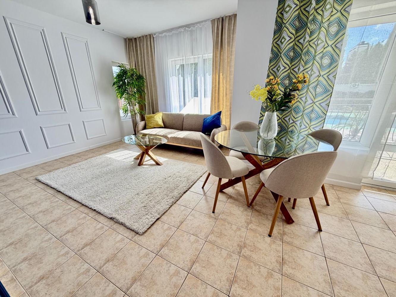 Stilvolle, modern möblierte Zweizimmerwohnung mit einem Schlafzimmer und Blick auf den Pool in Sveti Vlas