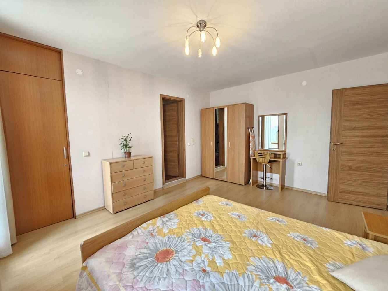 Sveti Vlas – Drei-Zimmer-Wohnung mit direktem Panoramablick auf das Meer in einer Anlage in erster Linie