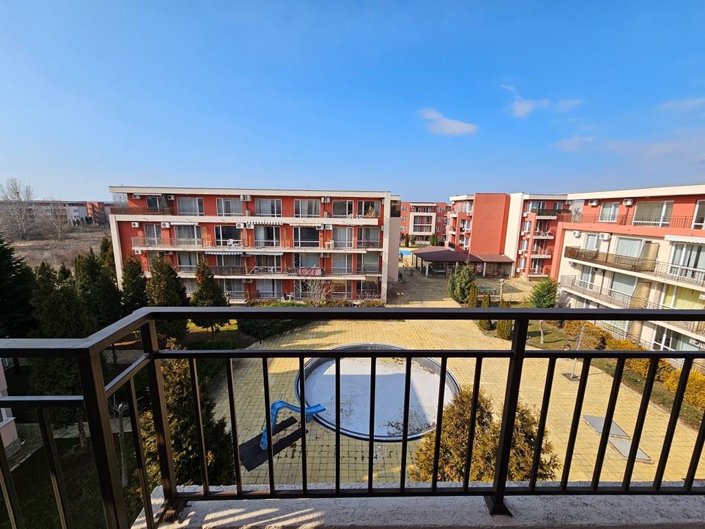 Vollständig eingerichtetes Ein-Zimmer-Apartment im obersten Stock in Sunny Beach – Poolblick und luxuriöse Atmosphäre