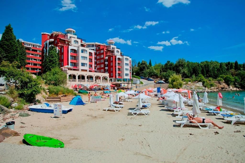 3-Zimmer-Wohnung in erster Meereslinie in Nessebar – Großzügigkeit, zwei Schlafzimmer und das Meer direkt vor der Anlage