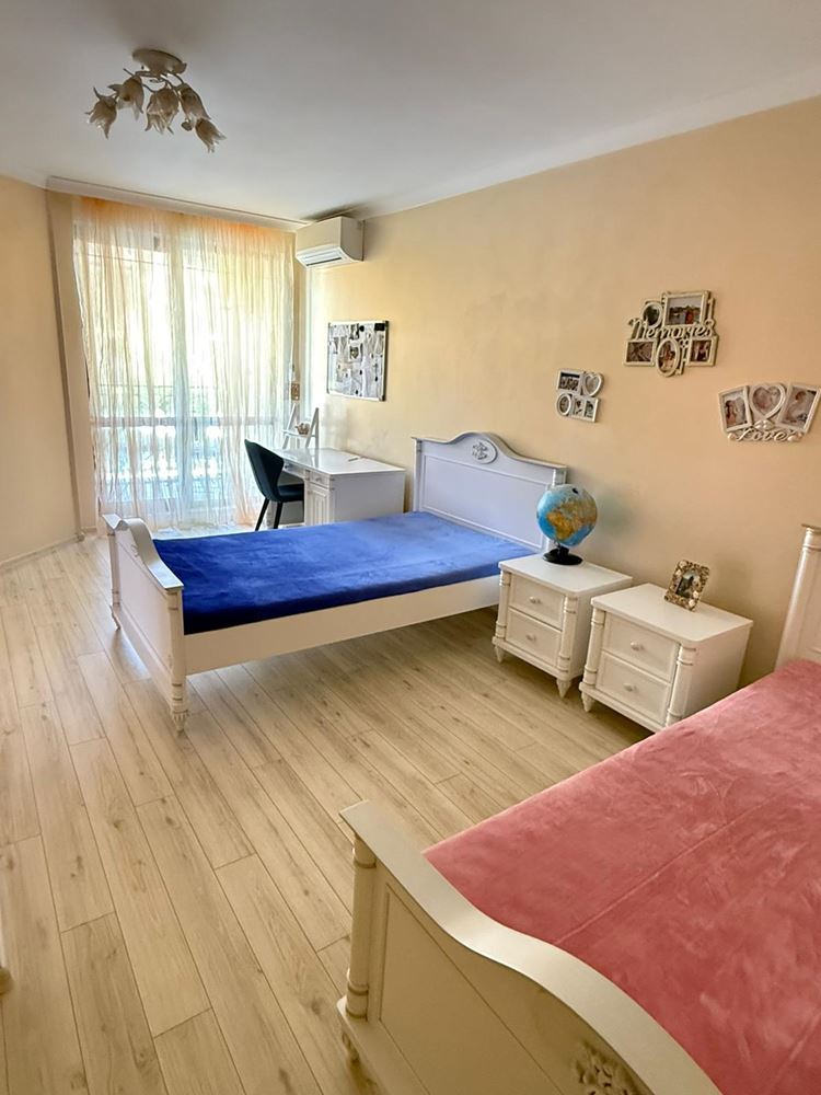 Luxuriöses Maisonette-Apartment mit großzügiger Veranda und Poolblick in Sveti Vlas