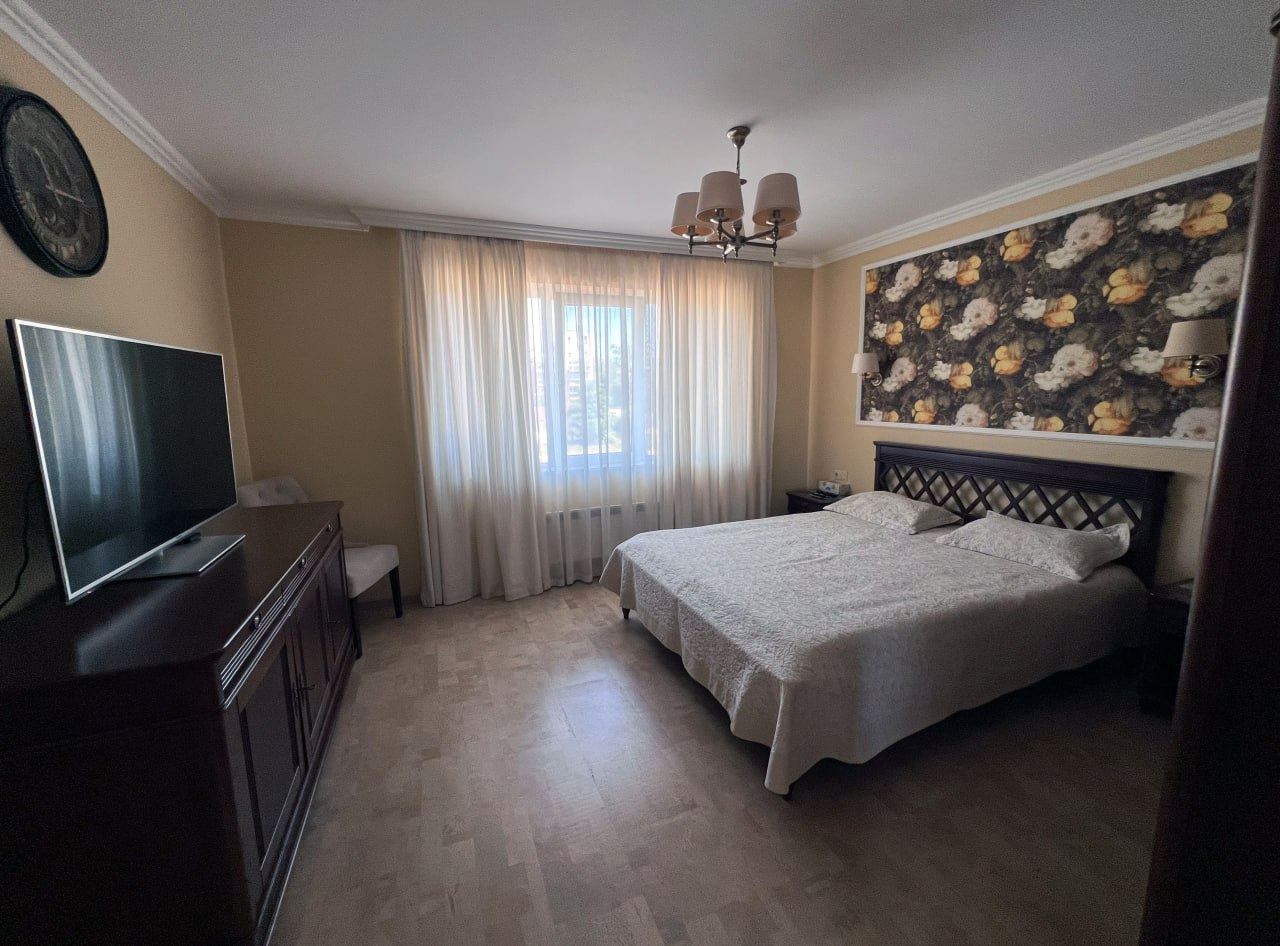 Geräumige Drei-Schlafzimmer-Wohnung mit Panoramablick auf das Meer nur 50 Meter vom Strand entfernt – niedrige Instandhaltungsgebühr!