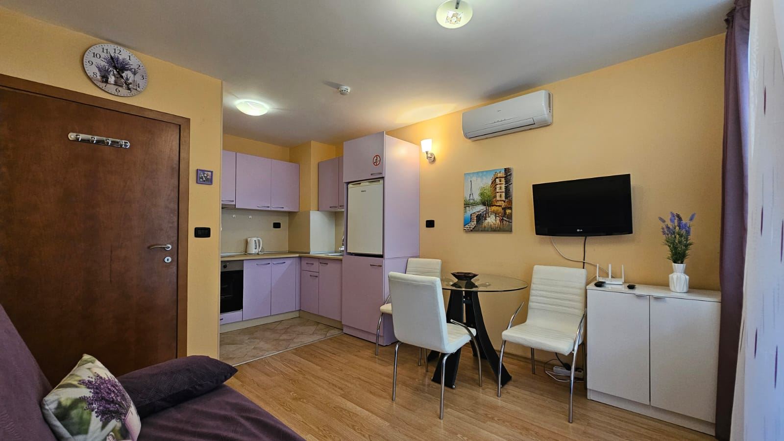 Gemütliche und stilvoll eingerichtete 2-Zimmer-Wohnung mit teilweisem Meerblick