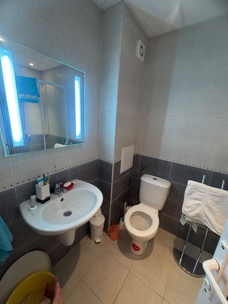 Südlich ausgerichtete 3-Zimmer-Wohnung mit Tiefgaragenstellplatz 200 m vom Meer in Pomorie