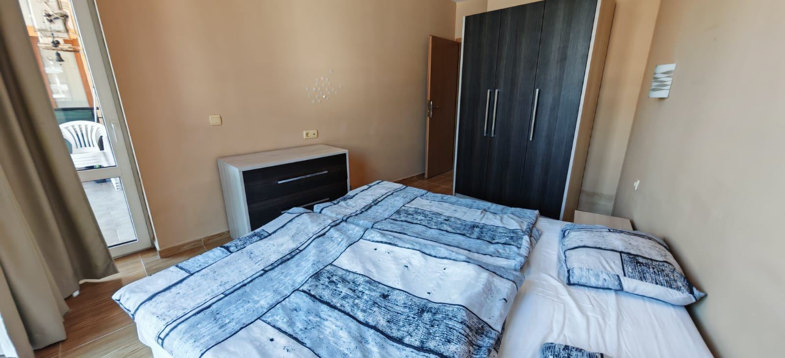 Drei-Zimmer-Wohnung 200 m vom Meer entfernt in Sveti Vlas mit zwei Terrassen und teilweise Meerblick