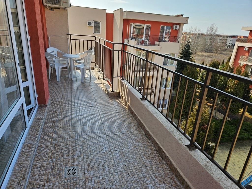 Vollständig eingerichtetes Ein-Zimmer-Apartment im obersten Stock in Sunny Beach – Poolblick und luxuriöse Atmosphäre