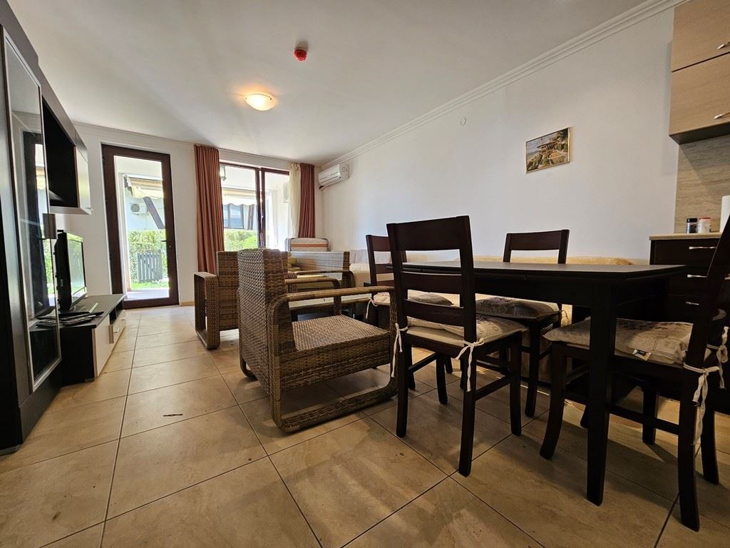 Luxus in erster Meereslinie – stilvolle Wohnung mit Veranda, privatem Garten und Meerblick in Sveti Vlas