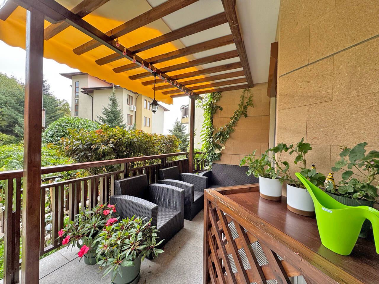 Elegante 2-Zimmer-Wohnung in erster Meereslinie in Sveti Vlas mit direktem Zugang zu Garten und Pool