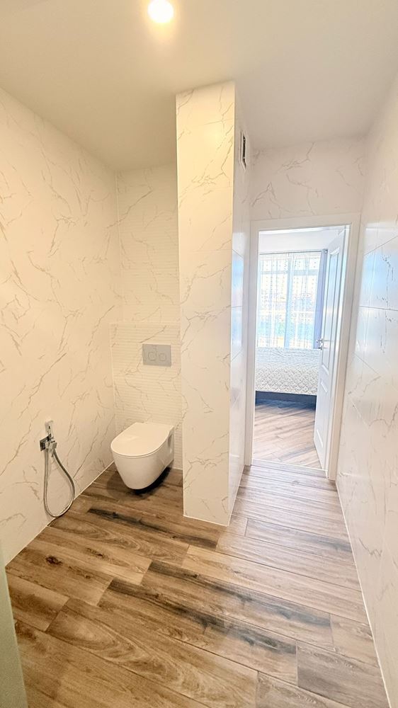 Luxuriöse Wohnung mit drei Schlafzimmern in erster Meereslinie in Ravda – Raum, Prestige und beeindruckendes Meerespanorama