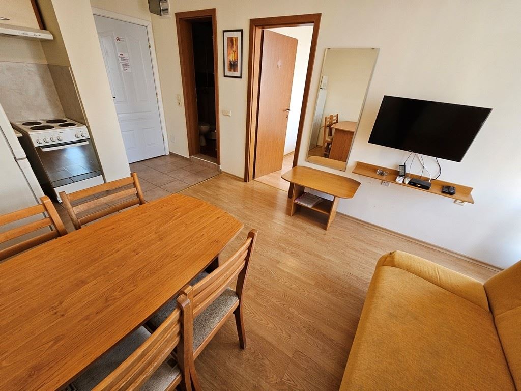 Vollständig eingerichtetes Ein-Zimmer-Apartment im obersten Stock in Sunny Beach – Poolblick und luxuriöse Atmosphäre