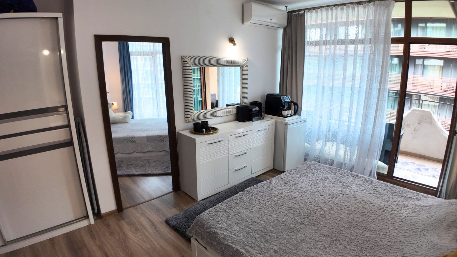 Stilvolle Wohnung mit einem Schlafzimmer in einer Anlage mit Swimmingpools und hervorragenden Annehmlichkeiten