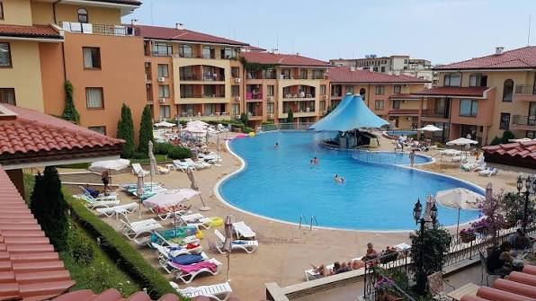 Drei-Zimmer-Wohnung 200 m vom Meer entfernt in Sveti Vlas mit zwei Terrassen und teilweise Meerblick