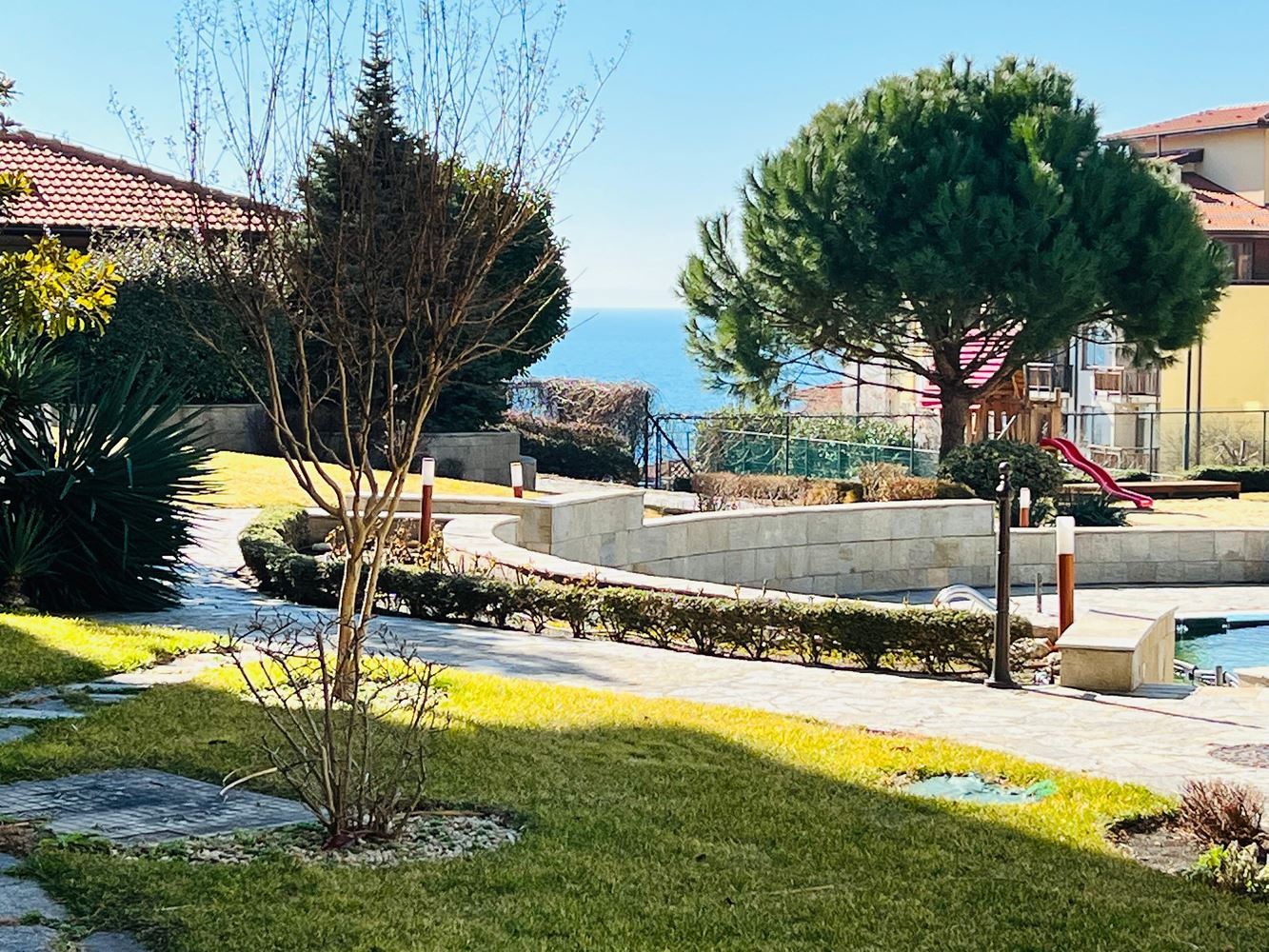 Geräumige Wohnung mit zwei Schlafzimmern und Meerblick in einem luxuriösen Komplex in erster Meereslinie in Sveti Vlas