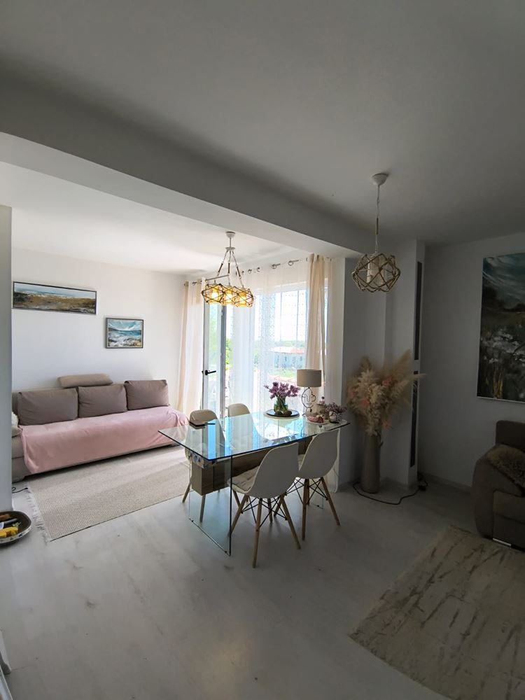 Renovierte Zwei-Schlafzimmer-Wohnung mit Panoramablick in einer modernen Anlage nahe Sonnenstrand