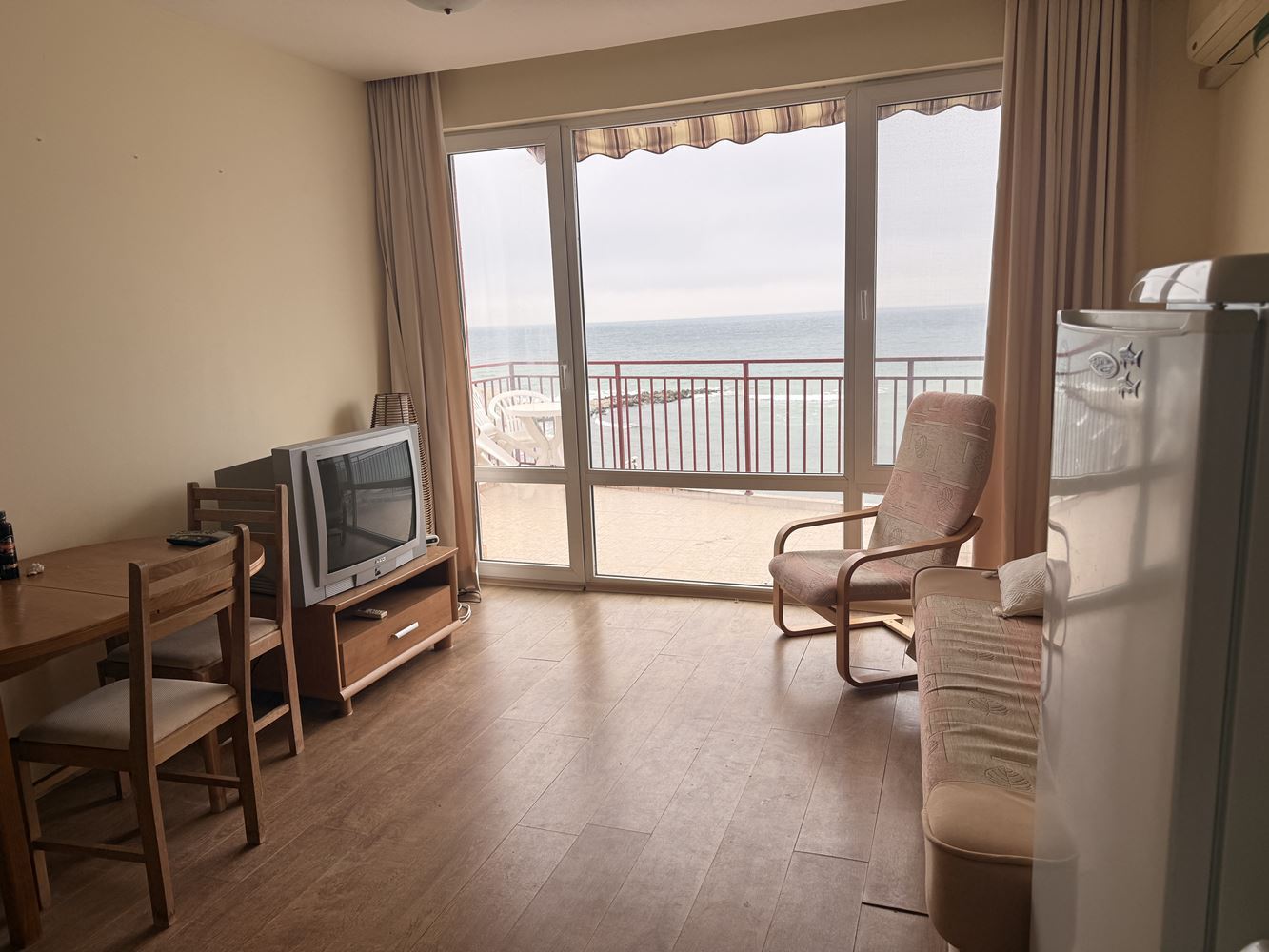 Zweizimmerwohnung in erster Linie mit direktem Meerblick – Sonnenstrand